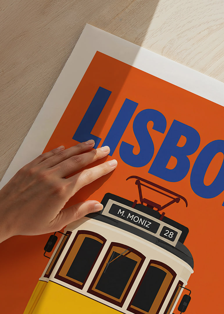 Farbenfrohes Plakat mit der klassischen gelben Straßenbahn Lissabons vor orangefarbenem Hintergrund.-12