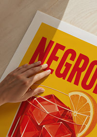 Ein roter Negroni mit einer Orangenscheibe in einem warmen, grafischen Retro-Stil.-9