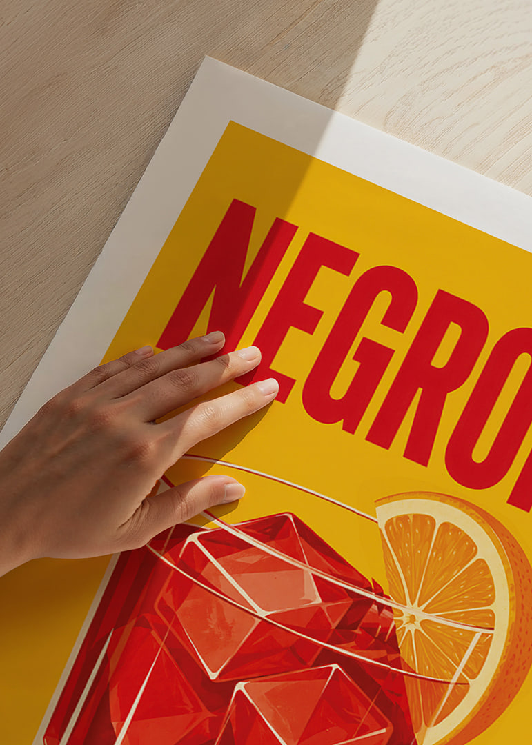 Ein roter Negroni mit einer Orangenscheibe in einem warmen, grafischen Retro-Stil.-12