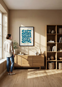 Retro-inspirierte Typografie mit Meereswellen und Sonne in ruhigen Küstentönen.-8