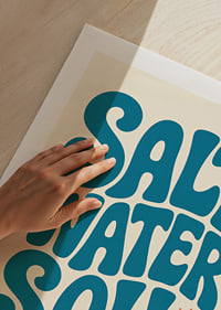 Retro-inspirierte Typografie mit Meereswellen und Sonne in ruhigen Küstentönen.-9