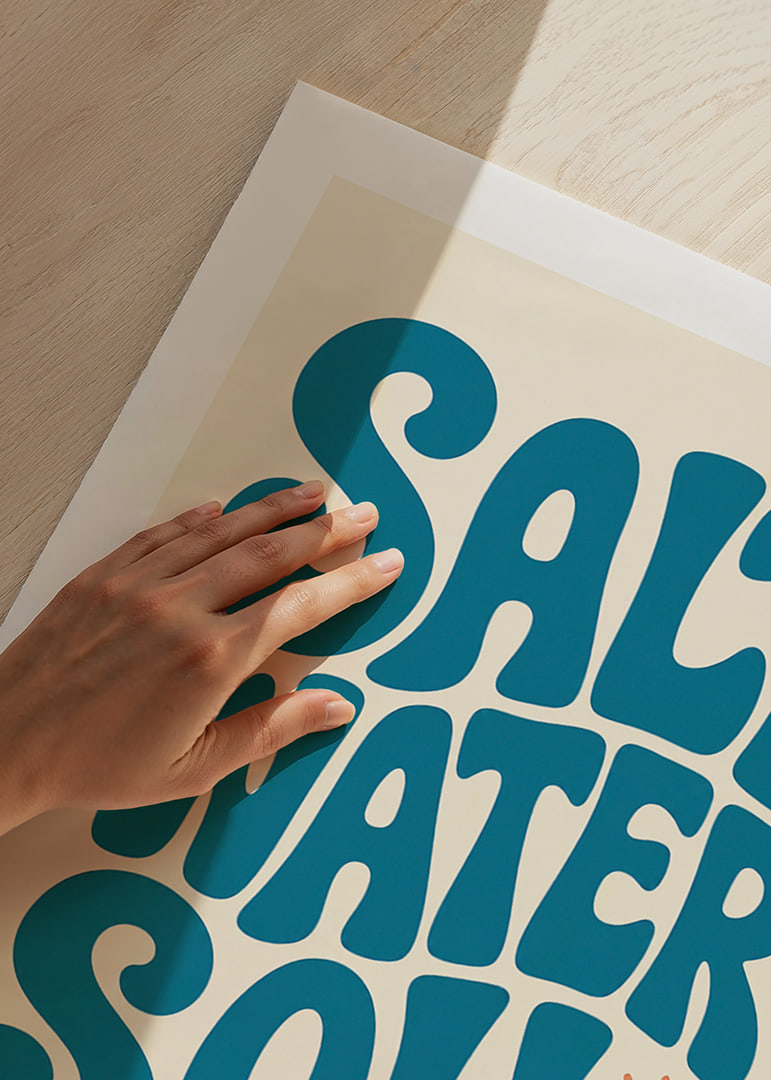 Retro-inspirierte Typografie mit Meereswellen und Sonne in ruhigen Küstentönen.-12