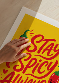 Verspieltes typografisches Poster mit fröhlichen roten Chilischoten auf warmem Gelb.-9