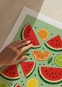 Verspielte Illustration von Wassermelone, Zitrusfrüchten und grünen Blättern in sommerlichen Farben.-9