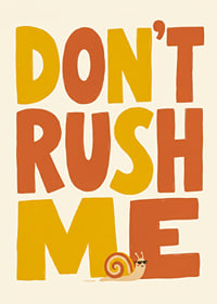 Speelse typografische poster met een slak en de boodschap om het rustig aan te doen.-7