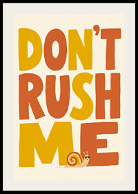 Speelse typografische poster met een slak en de boodschap om het rustig aan te doen.-2