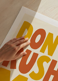 Speelse typografische poster met een slak en de boodschap om het rustig aan te doen.-9