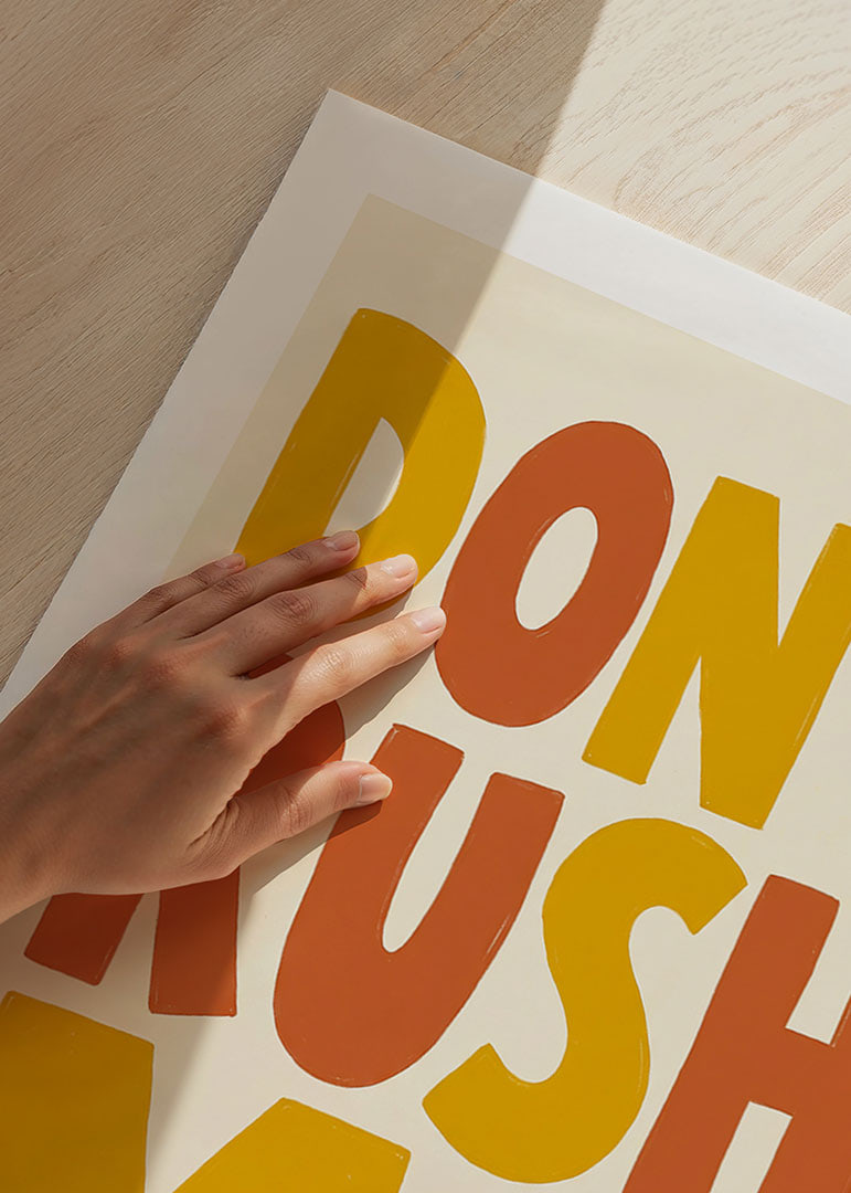 Speelse typografische poster met een slak en de boodschap om het rustig aan te doen.-12
