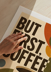 Kaffeeposter im Retro-Stil mit Typografie, Tasse und warmen Erdtönen.-9