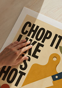 Küchenposter im Retro-Stil mit Gemüse, Schneidebrett und verspielter Typografie.-9