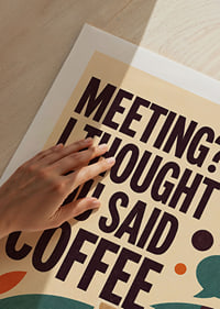 Retro-geïnspireerde poster met koffie, notitieboekje en een pakkende kantoorquote.-9