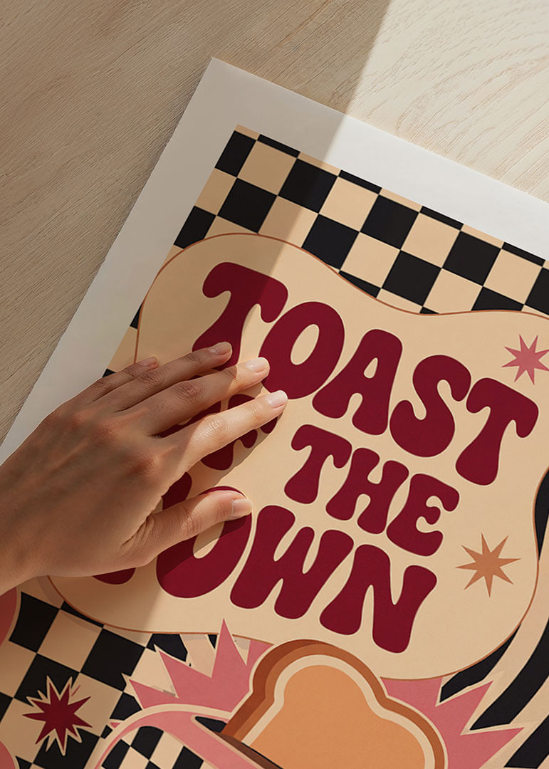 Ein rosafarbener Retro-Toaster vor kariertem Hintergrund verbreitet eine verspielte Frühstücksstimmung.-12