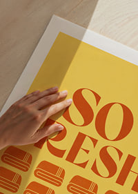 Grafisch retro design met tekst en opgevouwen handdoeken in warme oranje en gele tinten.-9