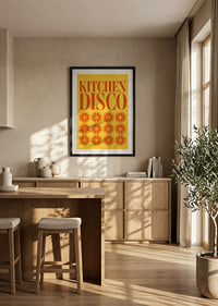 Grafisches Küchenposter mit orangefarbenen Scheiben und einem vom Disco-Stil inspirierten Retro-Flair.-8