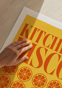 Grafisches Küchenposter mit orangefarbenen Scheiben und einem vom Disco-Stil inspirierten Retro-Flair.-9
