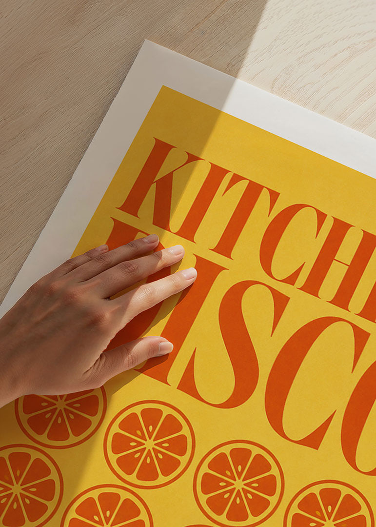 Grafisches Küchenposter mit orangefarbenen Scheiben und einem vom Disco-Stil inspirierten Retro-Flair.-12