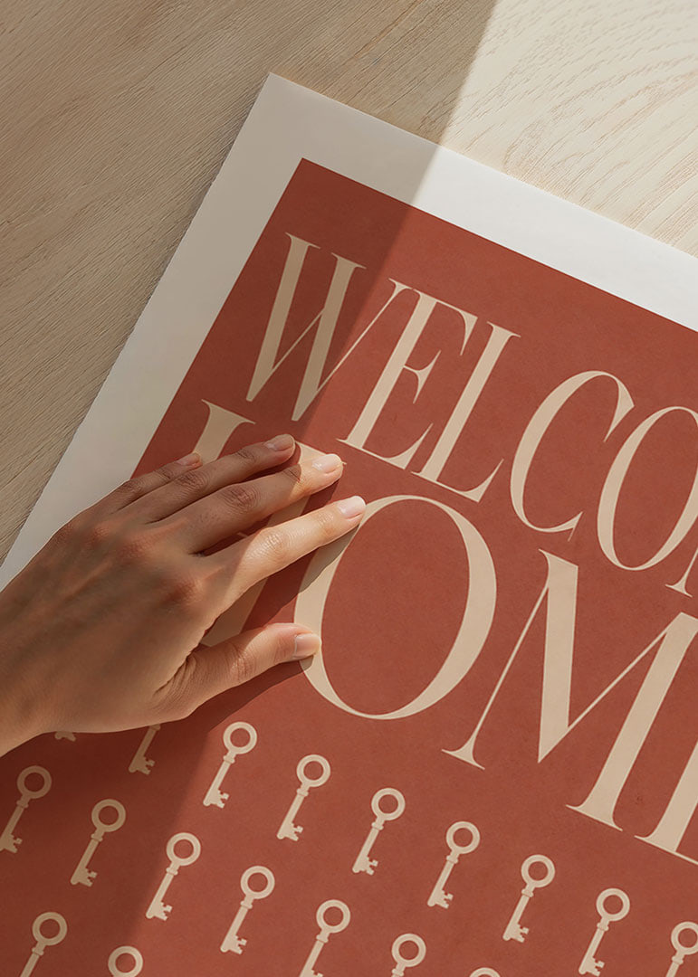 Een warme, terracotta-kleurige typografische poster met sleutels en een uitnodigende uitstraling.-12