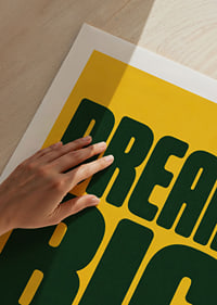 De krachtige typografie in groen en geel straalt een warme, hoopvolle dynamiek uit.-9