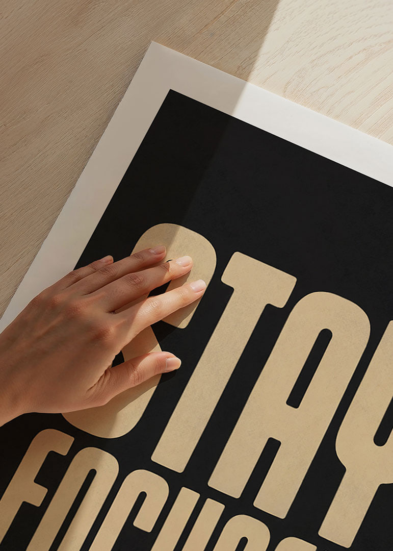 Krachtige typografie met boodschappen van focus, helderheid, discipline en rust.-12