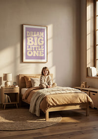 Dromerige typografie in crèmewit tegen een zachte lavendelpaarse achtergrond voor de kinderkamer.-8