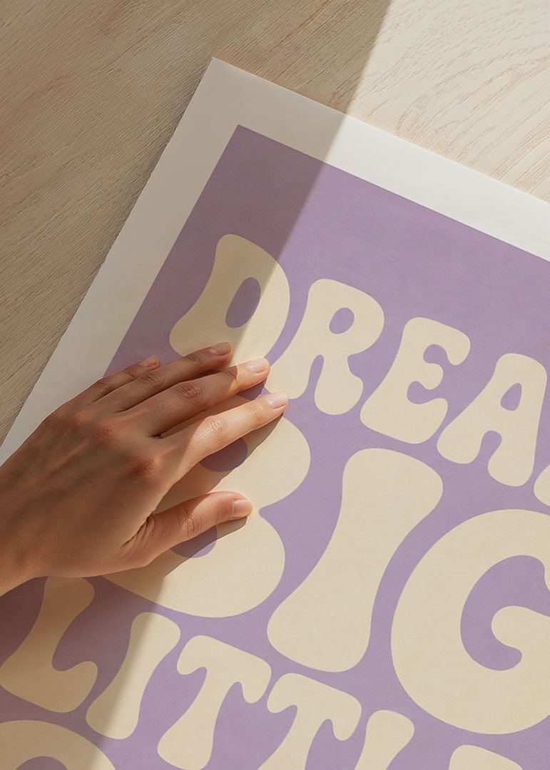 Dromerige typografie in crèmewit tegen een zachte lavendelpaarse achtergrond voor de kinderkamer.-12