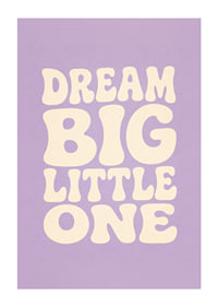 Dromerige typografie in crèmewit tegen een zachte lavendelpaarse achtergrond voor de kinderkamer.-1