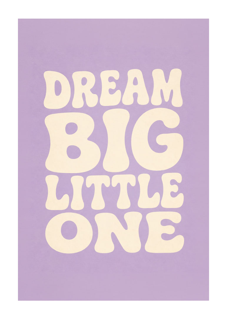 Dromerige typografie in crèmewit tegen een zachte lavendelpaarse achtergrond voor de kinderkamer.-12