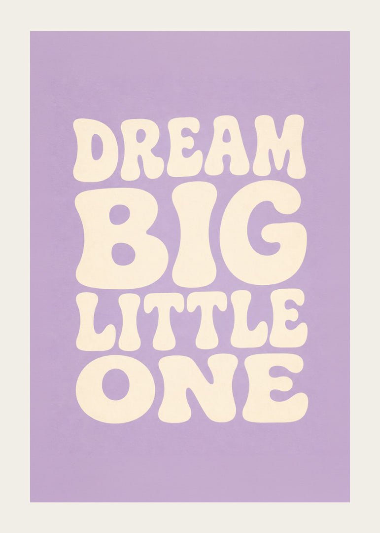 Dromerige typografie in crèmewit tegen een zachte lavendelpaarse achtergrond voor de kinderkamer.-12
