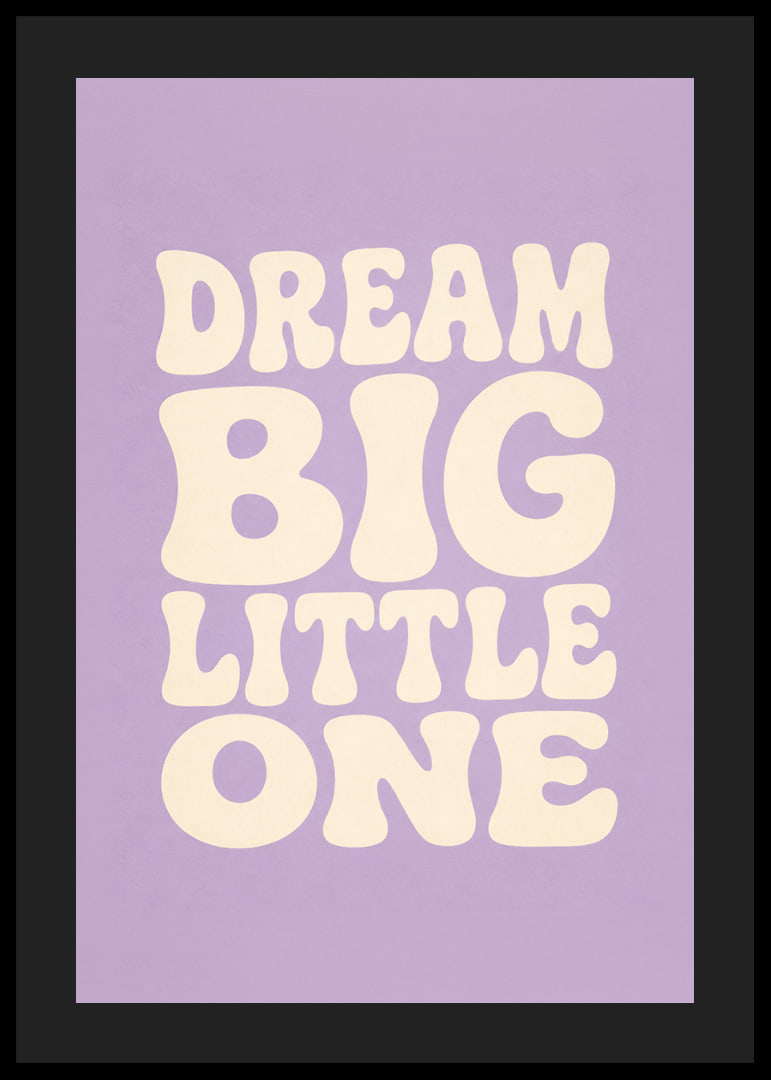 Dromerige typografie in crèmewit tegen een zachte lavendelpaarse achtergrond voor de kinderkamer.-12