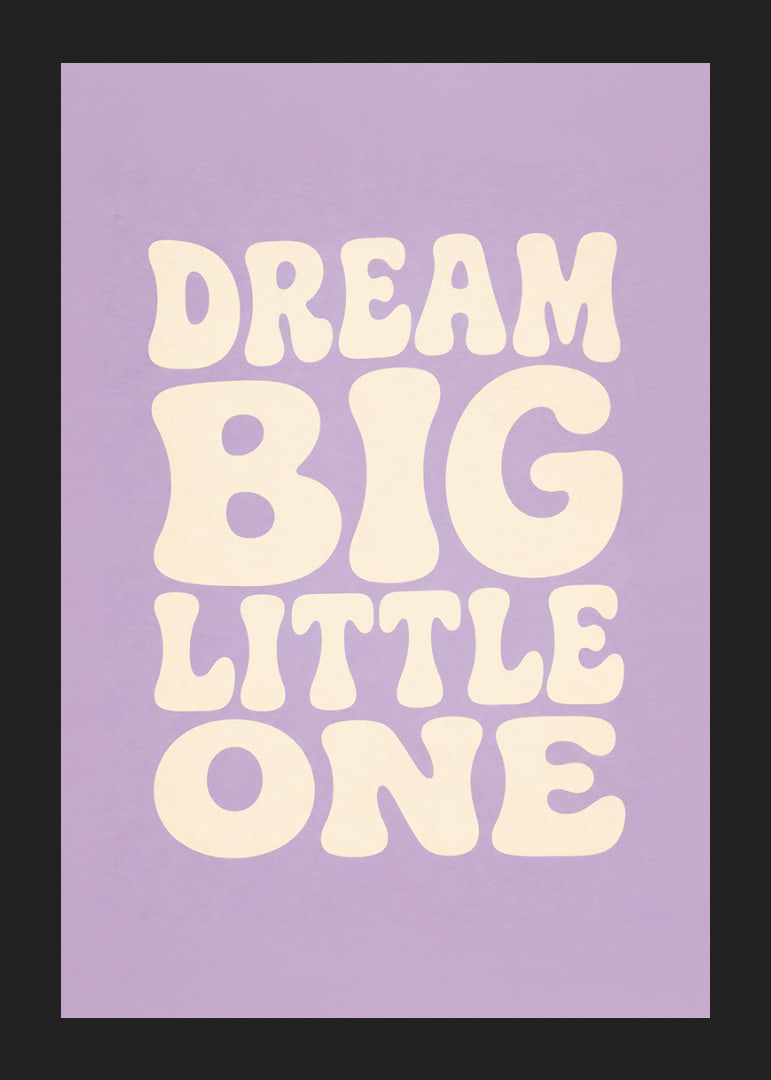 Dromerige typografie in crèmewit tegen een zachte lavendelpaarse achtergrond voor de kinderkamer.-12