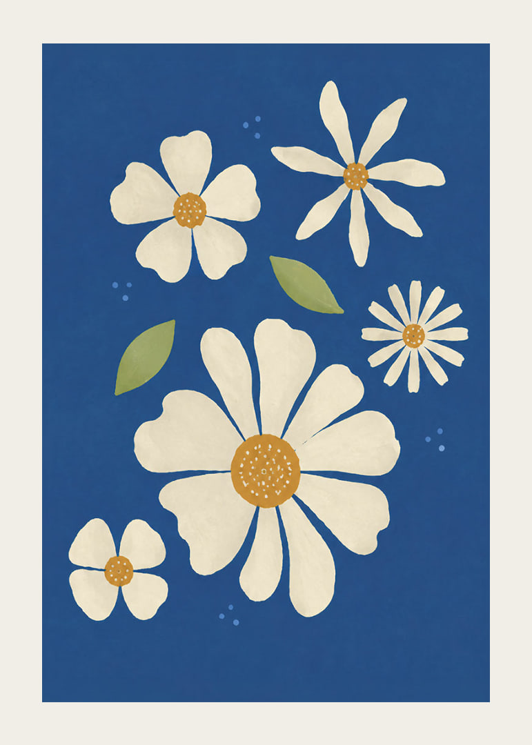 Stiliserte kremhvite blomster mot en dypblå bakgrunn skaper en varm og leken følelse.-12