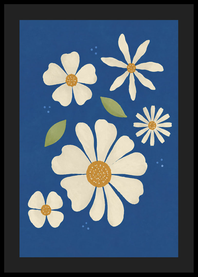 Stiliserte kremhvite blomster mot en dypblå bakgrunn skaper en varm og leken følelse.-12