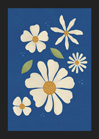 Stiliserte kremhvite blomster mot en dypblå bakgrunn skaper en varm og leken følelse.-5