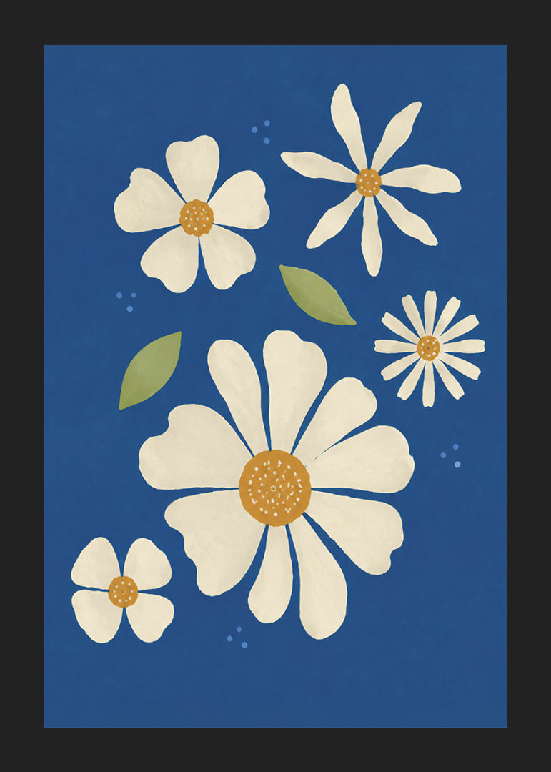 Stiliserte kremhvite blomster mot en dypblå bakgrunn skaper en varm og leken følelse.-12