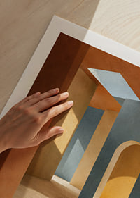 Päikeseküllased kaared ja soojad maalähedased toonid loovad rahuliku arhitektuurilise oaasi.-9