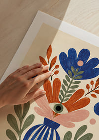 Färgstark blomsterurnan med ögonmotiv och folkloristisk mystik.-9