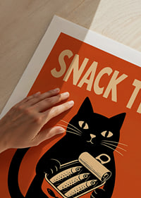 Un gato negro sostiene una lata de sardinas con un estilo retro y desenfadado.-9