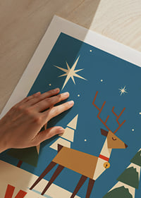 Cartel navideño gráfico con renos, estrellas y abetos cubiertos de nieve en color azul invernal.-9