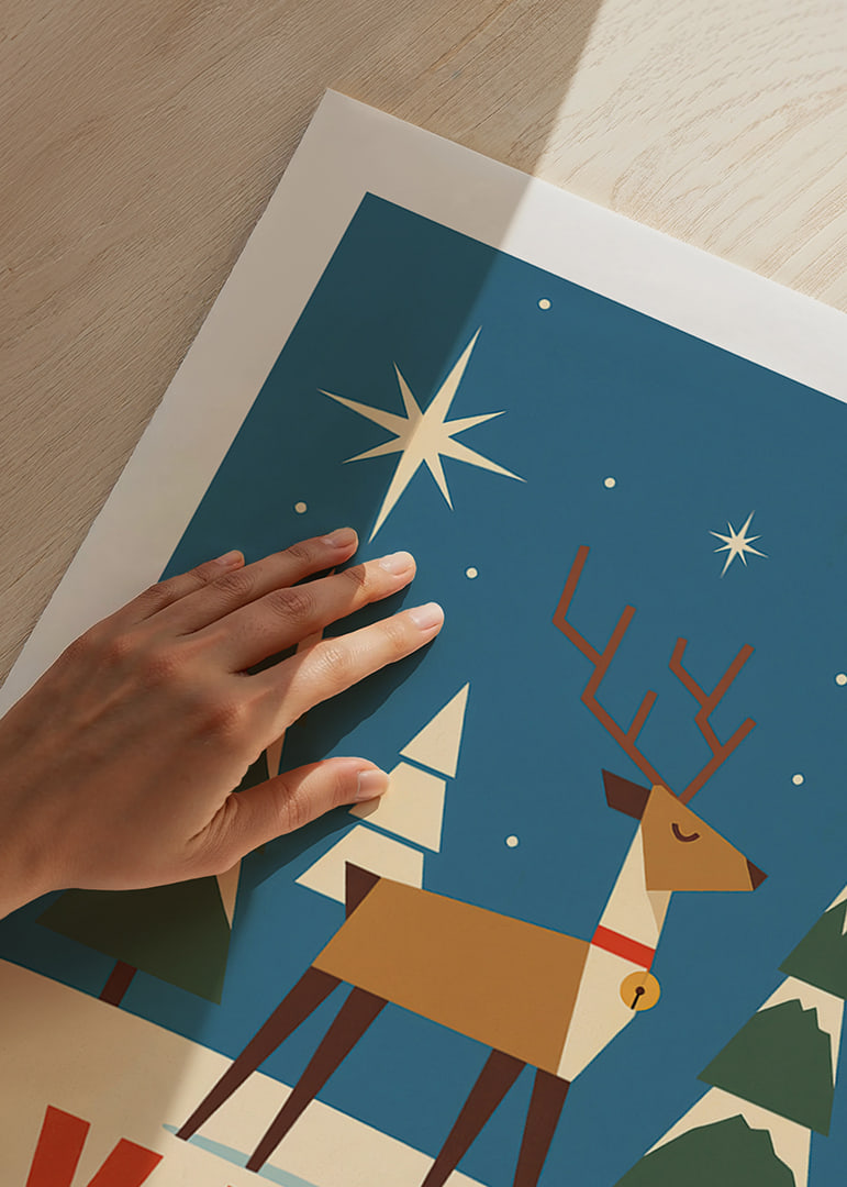 Cartel navideño gráfico con renos, estrellas y abetos cubiertos de nieve en color azul invernal.-12