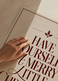 Cartel navideño clásico con tipografía color burdeos y ramitas de acebo sobre un fondo cálido color crema.-3