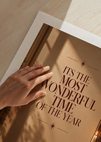 Elegante póster navideño con tipografía cálida y un ambiente festivo.-9