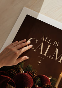 Póster navideño con ambiente, con terciopelo, ramas de abeto y velas en tonos cálidos.-9