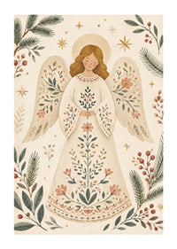 Un ángel sereno con un vestido de flores está rodeado de ramas de abeto, bayas y estrellas doradas.-1