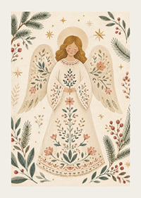 Un ángel sereno con un vestido de flores está rodeado de ramas de abeto, bayas y estrellas doradas.-3