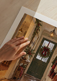 Un acogedor salón navideño con una corona, botas nevadas y un paisaje invernal fuera de la puerta.-9