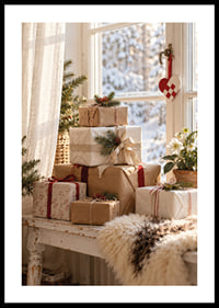Los regalos de Navidad bellamente envueltos junto a una ventana soleada crean un ambiente cálido y acogedor en invierno.-0