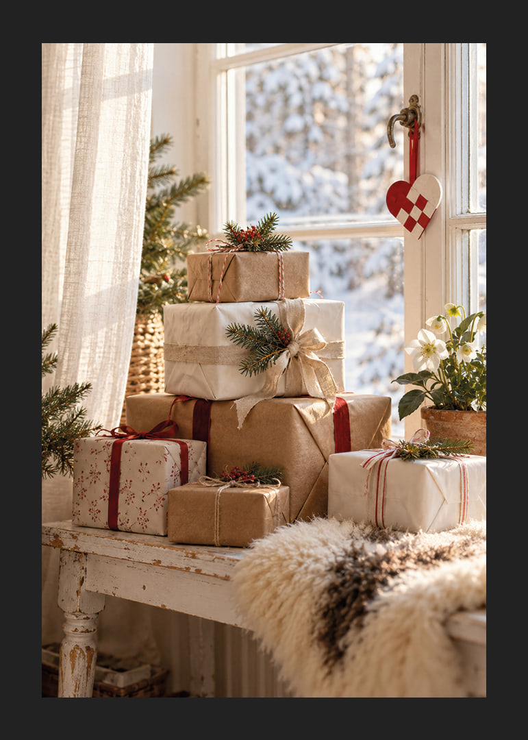 Los regalos de Navidad bellamente envueltos junto a una ventana soleada crean un ambiente cálido y acogedor en invierno.-12