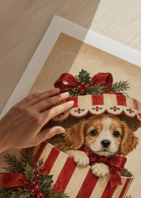 Un adorable cachorro se asoma de una caja de regalo navideña decorada con cintas rojas y vegetación.-9