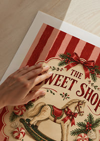 Póster navideño de inspiración vintage con caballito mecedora, bastones de caramelo y las clásicas rayas rojas.-9