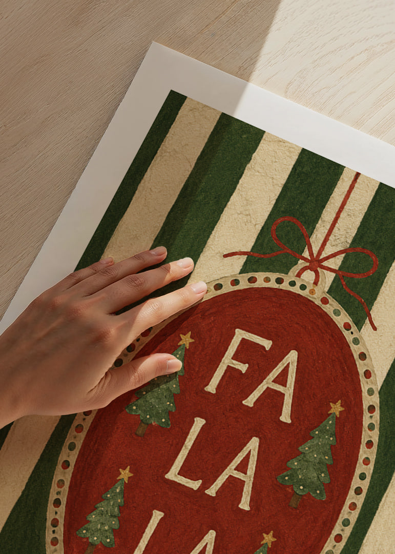 Cartel navideño con bola de adorno roja, abetos y la frase "Fa La La" con un toque vintage.-12